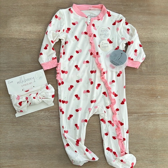 ❤️ Milkberry Baby Girl Bamboo Cherry Hearts Sleeper Footie 3-6 months - Picture 1 of 8